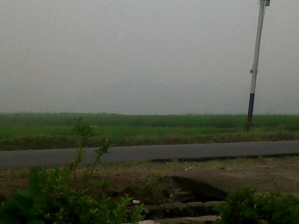 Kabut asap di Batusangkar | Foto: @iche051091 