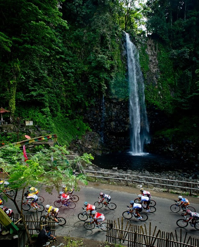 Pembalap melewati Air Terjun Lembah Anai di Ajang Tour de Singkarak 2013 Etape 3 | Credit: Tour de Singkarak