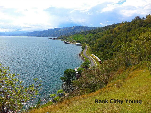 Foto dari atas perbukitan Kereta Api yang Danau Singkarak dengan sisi Kanan Danau dan Sisi Kiri Bukit