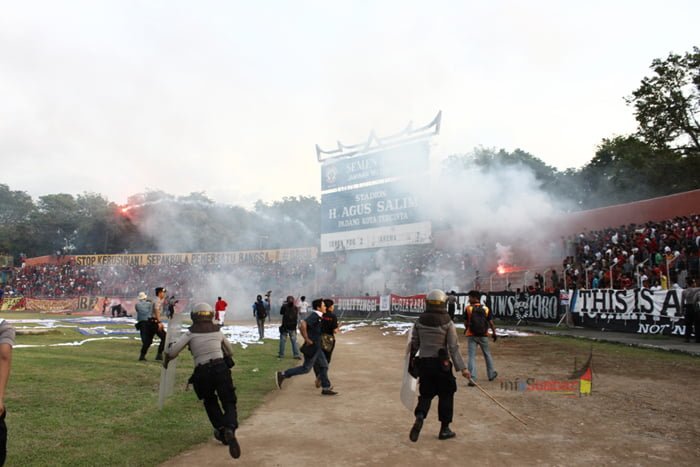 Kerusuhan supporter pada saat laga melawan Arema di ISL 2014