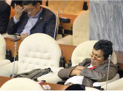foto Adian Napitulu Anggota DPR RI Fraksi PDI Perjuangan yang sedang tidur yang beredar di jejaring sosial twitter