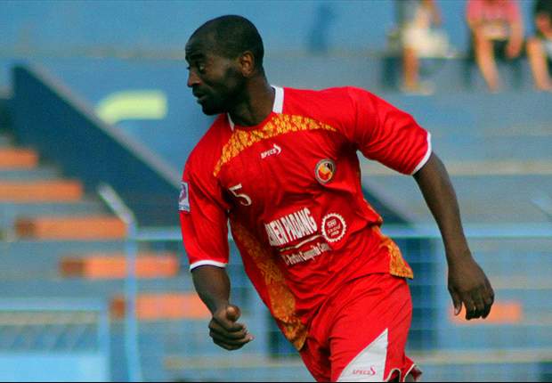 David Ngon Pagbe, salah satu pemain semen padang fc yang resmi dilepas menajemen | foto: goal.com