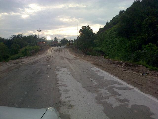 Jalan Lintas Sumbar-Riau di Tanjung Pauh, Kecamatan Pangkalan pasca terjadinya longsor | foto: @edi_wardila