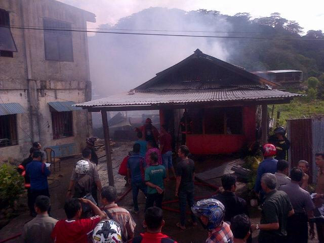 kebakaran di kelurahan palinggam | foto: @taufikoktaa via twitter