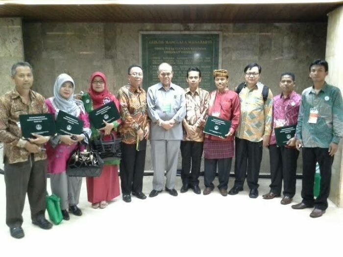 Sebanyak tujuh sekolah di Padang berhasil meraih Adiwiyata Nasional 2014. Ketujuh sekolah tersebut adalah SMK Semen Padang, MAN 1, SMPN 11, MTsN Durian Taruang, MTsN Koto Tangah, SDN 10 Koto Bungus dan SDN 29 Gantiang Utara.