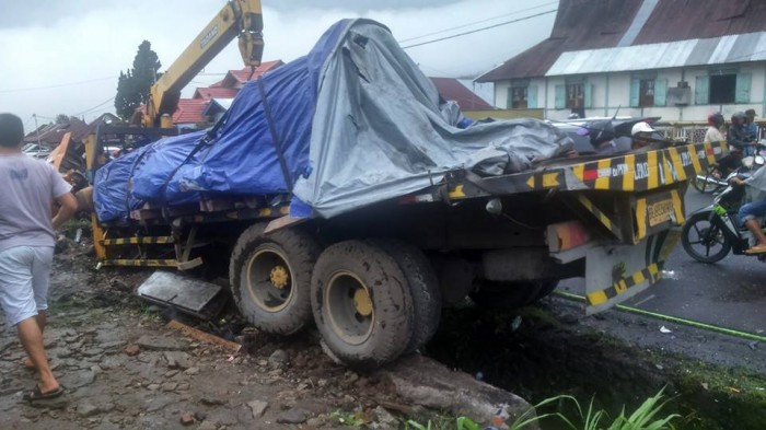 Sabtu (13/12) siang sekitar pukul 12.00 wib kecelakaan beruntun terjadi di Jalan Lintas Padangpanjang-Bukittinggi.