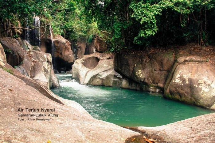 Objek wisata Air Terjun Nyarai terletak di Hutan Gamaran, Jorong Gamaran, Korong Salibutan, Kec. Lubuk Alung, Kab. Padang Pariaman, Sumatera Barat.