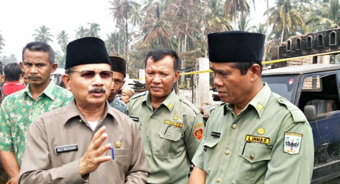 Bupati Padang Pariaman, Ali Mukhni meraih penghargaan Satya Lencana Kebaktian Sosial.