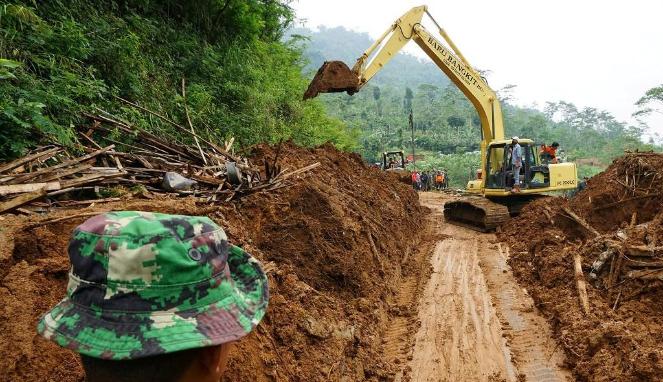 Alat berat pun sudah mulai membersihkan material longsor di Pasaman Barat yang menimbun jalan Kelok Kaco yang merupakan jalan penghubung antara Pasaman Barat dengan Medan, Sumatera Utara.