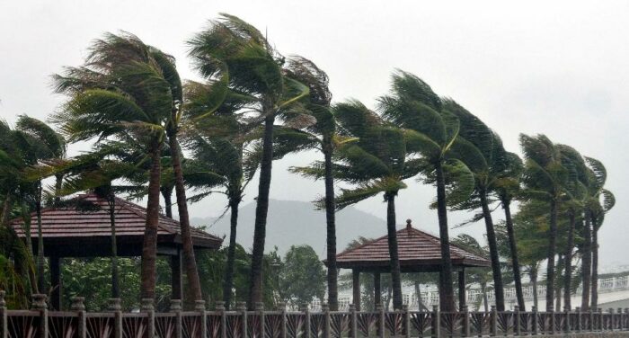 Hujan ringan dan angin kencang diprediksi masih akan melanda Sumatera Barat hingga penghujung tahun. 