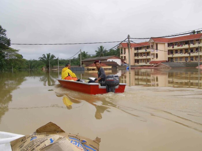 Hampir 70 ribu orang mengungsi akibat banjir di Malaysia Utara. Banjir di Malaysia Utara sendiri telah merendam pemukiman selama dua hari terakhir.