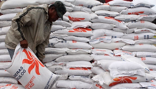 Gubernur Sumbar, Irwan Prayitno optimis produksi beras Sumbar tahun 2015 akan kembali mengalami kenaikkan mengingat adanya sejumlah bantuan yang diberikan oleh pemerintah pusat.