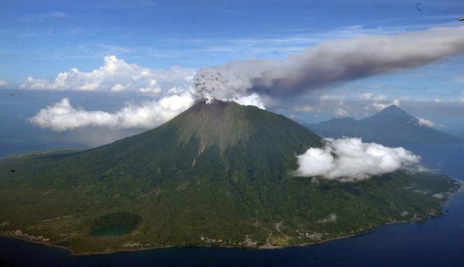 Gunung Gamalama kembali meletus kamis (18/12) malam pukul 21.41 WIT. Letusan tersebut menimbulkan abu vulkanik setinggi 200 meter dari puncak gunung.