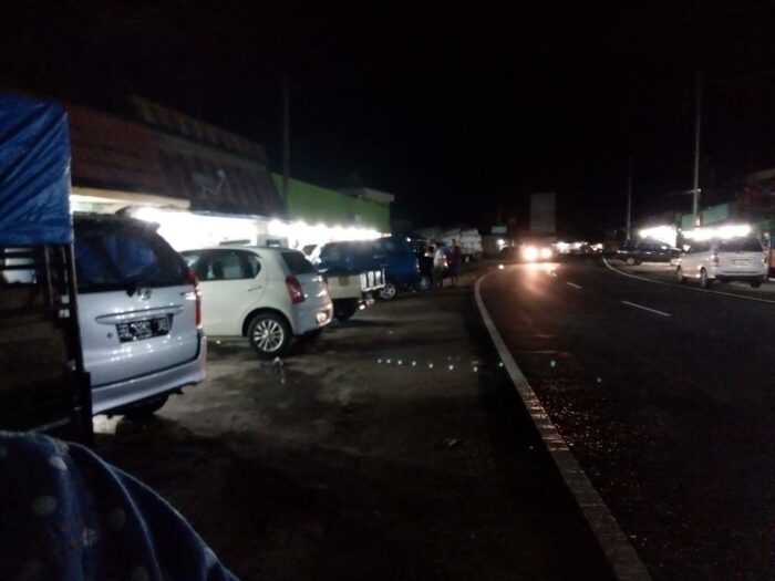 Jalan lintas Sumbar-Riau dilaporkan kembali putus pada jum'at malam (26/12). Sejumlah laporan dari netizen masuk ke akun @infoSumbar sejak pukul 08.30 wib.