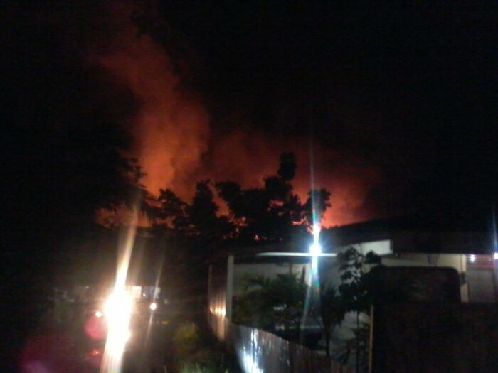 kebakaran melanda asrama polisi di kawasan Alai, Kota Padang pada pukul 23.00 Wib