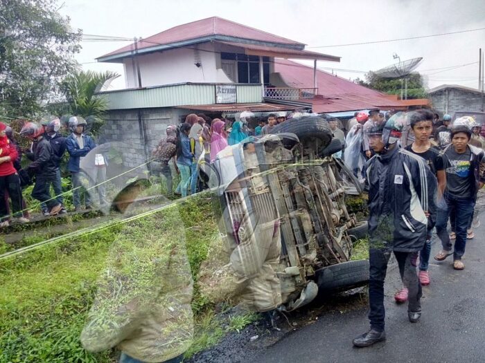 Sabtu (13/12) siang sekitar pukul 12.00 wib kecelakaan beruntun terjadi di Jalan Lintas Padangpanjang-Bukittinggi. Kecelakaan melibatkan sebuah truk fuso