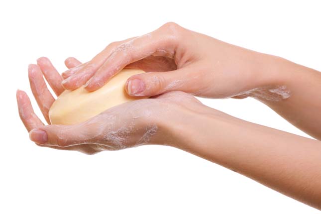 Sabun berbusa berarti mengandung sulfaktan atau SLS. Sabun tersebut memberikan efek kesat pada saat kita mandi atau sesudah kita membersihkan wajah.