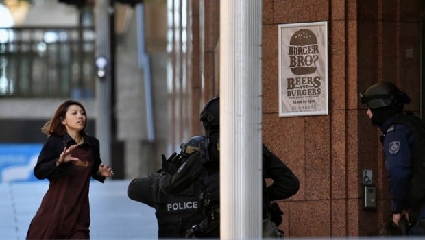 Drama penyanderaan di Sydney berakhir sudah setelah Polisi menyerbu masuk ke dalam kafe tempat penyanderaan. Sebanyak tiga orang dilaporkan tewas, termasuk pelaku penyanderaan.