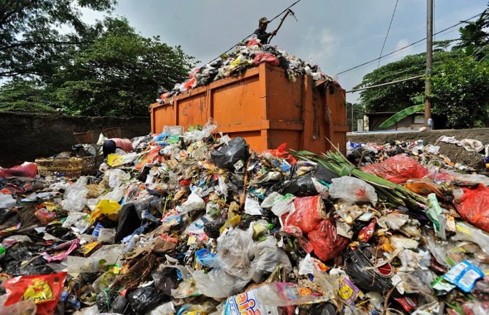 Kota Padang menghasilkan 500 ton sampah setiap harinya. Sedangkan jumlah armada pengangkut sampah saat ini barulah 50 unit.