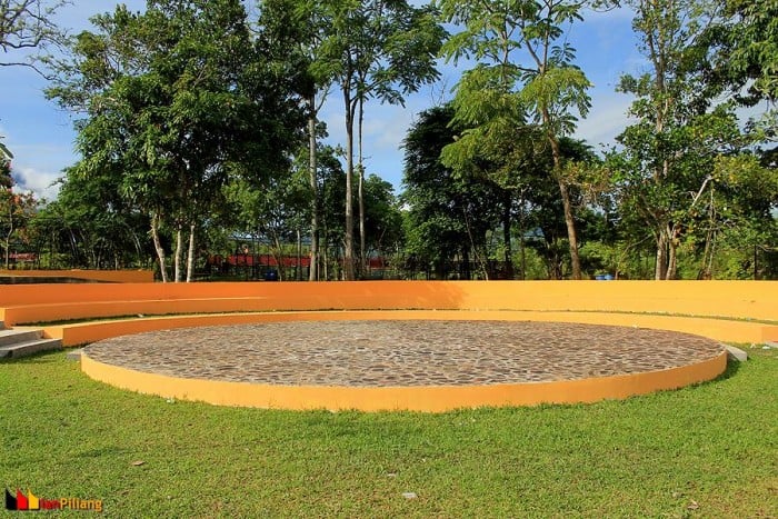 Di Taman Ngarai Maaram ini juga terdapat arena pertunjukan Medan Nan Bapaneh (pentas terbuka) yang dilengkapi tempat duduk penonton berlatarkan pemandangan Ngarai Sianok.