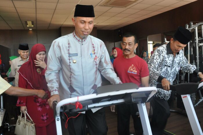 Untuk menjaga agar Aparaur Sipil Negara yang bekerja di Balaikota Padang tetap bugar, Pemko Padang pun menyediakan ruangan fitness di tempat tersebut.