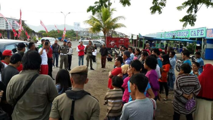 Kamis pagi (1/1) di hari pertama di tahun 2015, Walikota Padang, Mahyeldi Ansharullah melakukan inspeksi mendadak ke kawasan Pantai Padang dan mengumpulkan sejumlah pedagang di kawasan tersebut.