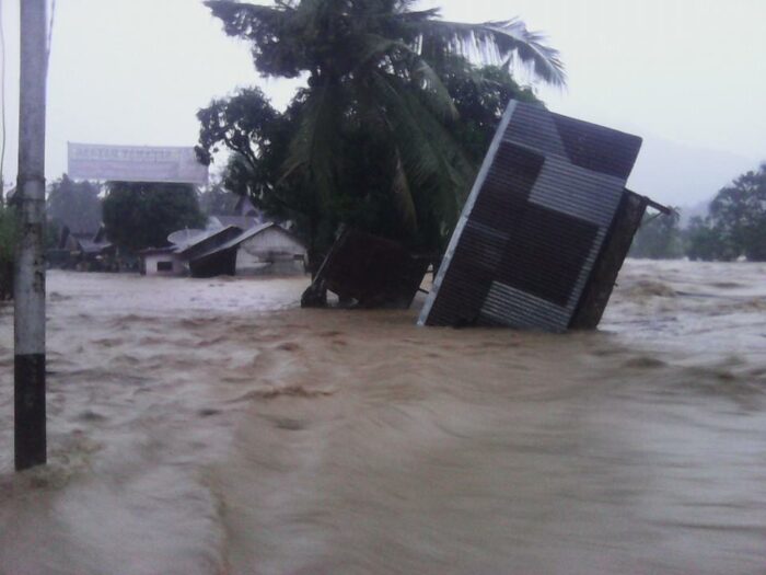 Hujan deras yang mengguyur sejak jum'at siang (23/1) menyebabkan banjir di Pesisir Selatan. Daerah yang terkena banjir antara lain di Salido, Nagari Bungo Pasang Kecamatan IV Jurai.