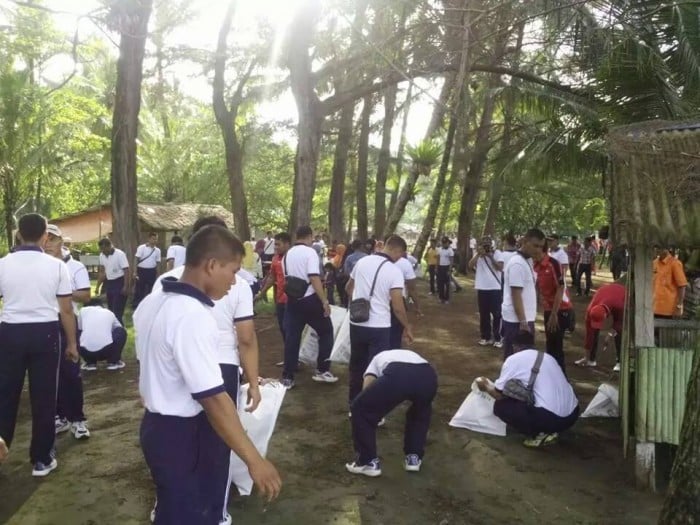 Pemerintah Kota Padang menggelar aksi bersih-bersih di Pantai Air Manis pada jum'at pagi (23/1). Kegiatan tersebut diikuti oleh 300 personel Lantamal II Teluk Bayur dan Aparatur Sipil Negara (ASN) Pemko Padang.