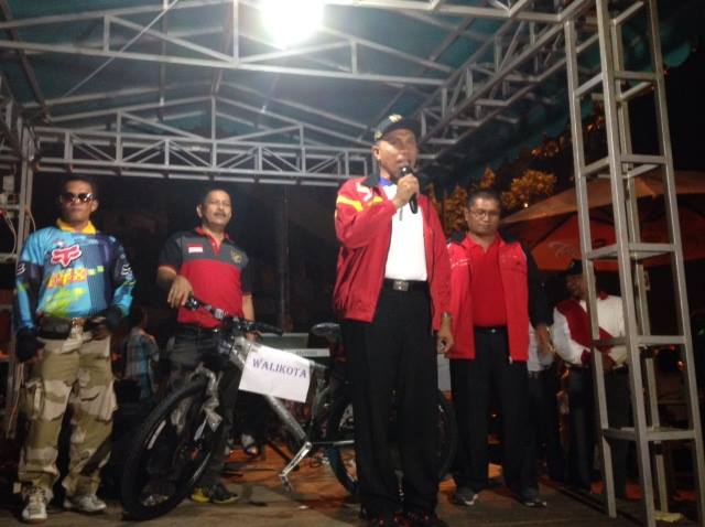 Pada malam perayaan tahun baru, masyarakat Kota Padang turut mendoakan korban pesawat Air Asia QZ8501 yang hilang kontak beberapa hari lalu.