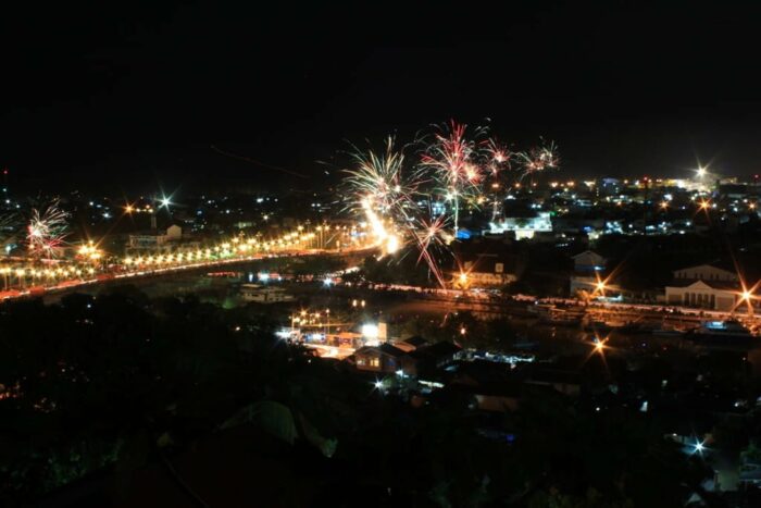 Malam pergantian tahun di Kota Padang berlangsung meriah. Dari pantauan di lapangan, tampak di sejumlah tempat yang biasa di jadikan titik pusat keramaian