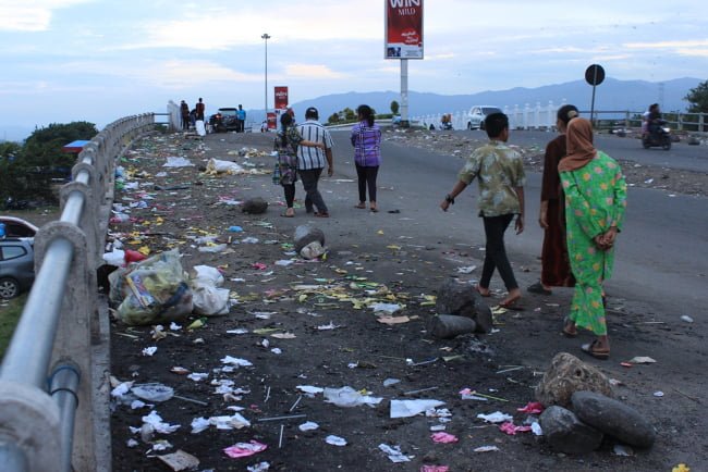 Kamis pagi (1/1/2015) kawasan Pantai Padang berbau menyengat. Bau menyengat tersebut berasal dari sisa sampah pada perayaan pergantian tahun di kawasan tersebut.
