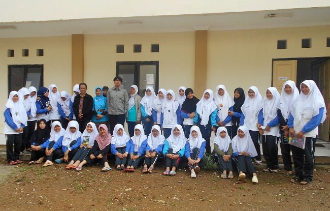 SOLOK – SMA Negeri 2 Sumatera Barat siap melahirkan penulis hebat. Sekolah itu bertekad mengimbangkan keilmuan siswa, bukan saja Iptek, Imtaq, tetapi juga keterampilan menulis. Siswa pun secara rutin dilatih menulis.