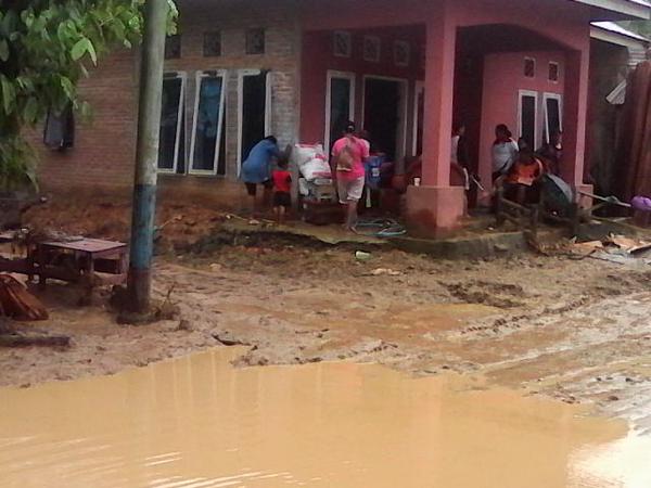 Tanggap darurat banjir di Pesisir Selatan berlangsung hingga 29 Januari 2015. Hal tersebut disampaikan langsung oleh Bupati Nasrul Abitsaat memantau lokasi banjir di empat kecamatan yang ada di daerah tersebut.