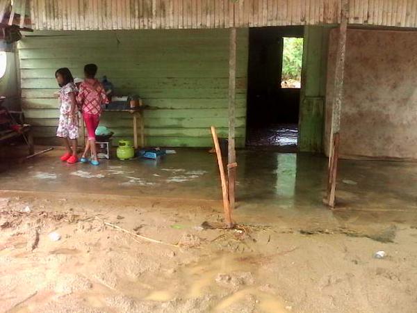 Pemerintah Pesisir Selatan melalui Bupati Nasrul Abit mengingatkan kepada seluruh warganya agar tetap waspada terhadap potensi bencana akibat curah hujan tinggi seperti banjir dan tanah longsor.