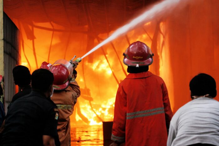 Senin dinihari (12/1) terjadi kebakaran di Pasar Padang Luar, Kecamatan Banuhampu, Kabupaten Agam, Sumatera Barat. Sedikitnya 17 kios hangus terbakar dalam kejadian tersebut.