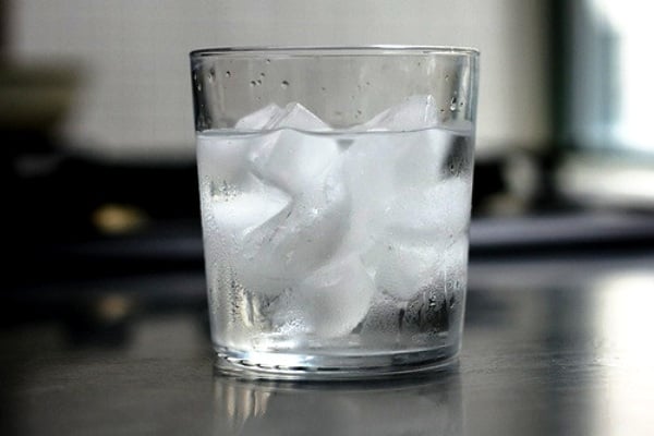 Dalam beberapa mitos diet, ada hal yang menarik yaitu mitos tentang air es. Dimana banyak orang percaya bahwa meminum air es dapat menyebabkan perut buncit.