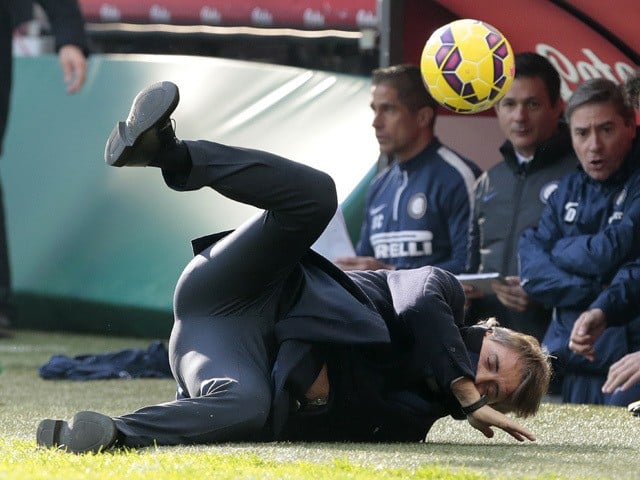Selain itu, dalam pertandingan melawan Genoa tersebut ada salah satu momen menarik, dimana Roberto Mancini terjatuh setelah terkena bola hasil sepakan dari salah seorang bek Genoa