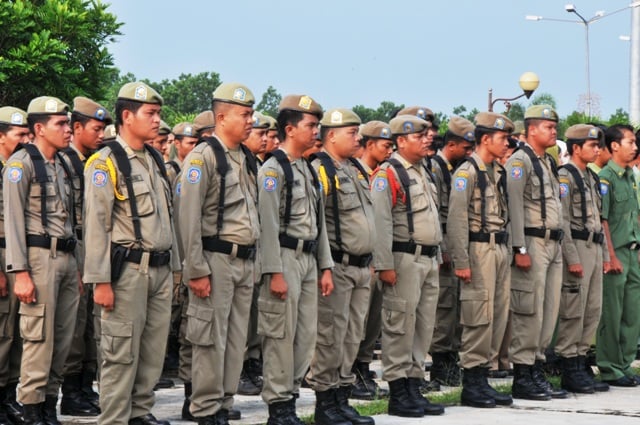 Satpol PP Kota Padang kekurangan personel untuk melakukan penegakan Perda Kota Padang Nomor 21 tahun 2012 yang sudah mulai diberlakukan di kota tersebut sejak 1 Januari 2015.