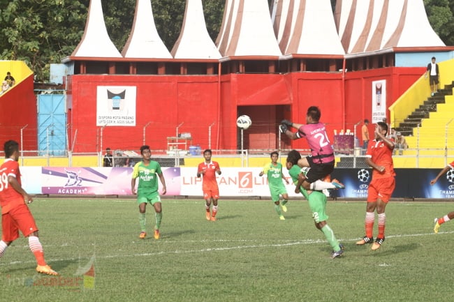 Persebaya Surabaya harus berbagi poin setelah hanya mampu bermain imbang 1-1 dengan Persija Jakarta dalam lanjutan penyisihan grup A turnamen Surya Cipta Mandiri (SCM) Cup 2015 di Stadion H Agus Salim, Senin (19/1) sore.
