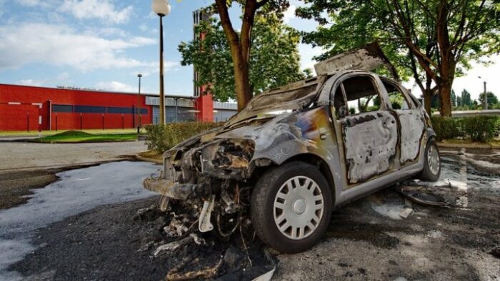 Pada malam pergantian tahun dari 2014 ke 2015, sebanyak 940 mobil di Perancis dibakar. Terbakarnya ratusan mobil tersebut akibat dari adanya sebuah kebiasaan di negara tersebut pada tahun baru.