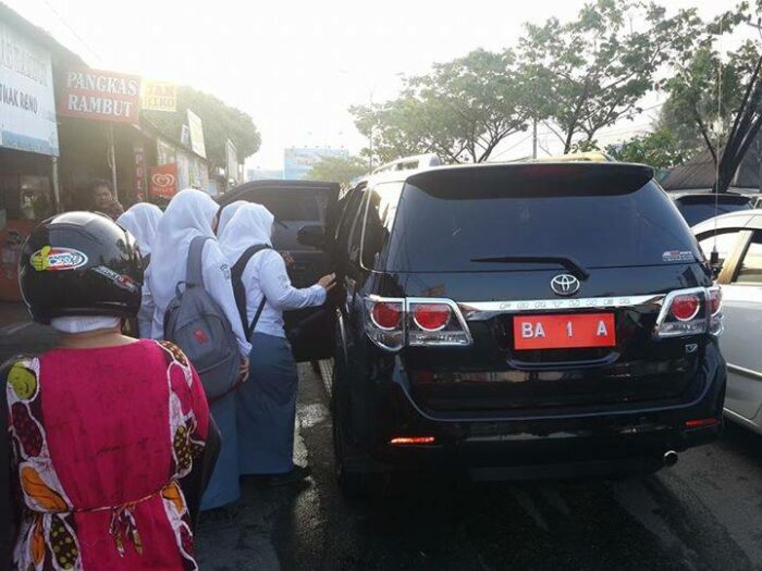 Mobil Dinas Walikota Padang membantun mengantarkan penumpang akibat angkot Pasar Raya-Indarung yang melakukan aksi mogok