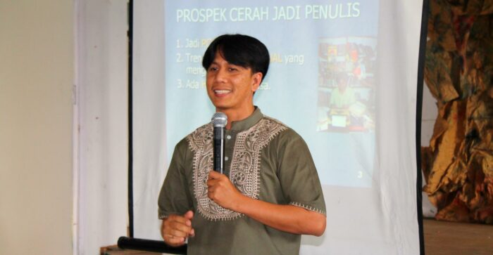 BATUSANGKAR – Lembaga Kursus dan Pelatihan (LKP) d’Best Course Tanah Datar, Sumatera Barat menggelar Workshop Menulis Kreatif bertajuk “Meraih Sukses dengan Menulis”.
