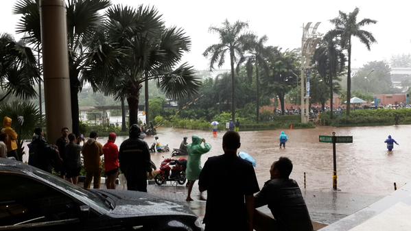Banjir di Sekitar Mall Taman Anggrek | foto: twitter