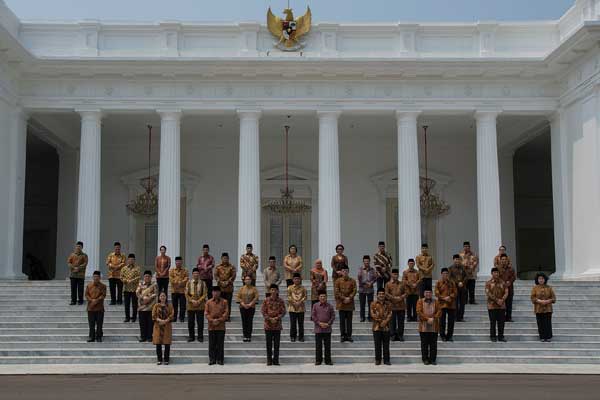 Presiden Joko Widodo akan merombak susunan kabinet dalam waktu tiga tahun mendatang. Hal tersebut disampaikan oleh Sekretaris Kabinet, Andi Widjajanto.