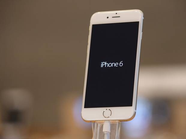 Tanggal 6 Februari 2015 nanti, iPhone 6 secara resmi akan mulai dijual di pasar Indonesia. Hal tersebut dipastikan oleh dua distributor yaitu Trikomsel dan Erajaya (Erafone) sebagaimana dilansri Kompas Tekno hari ini (2/2).
