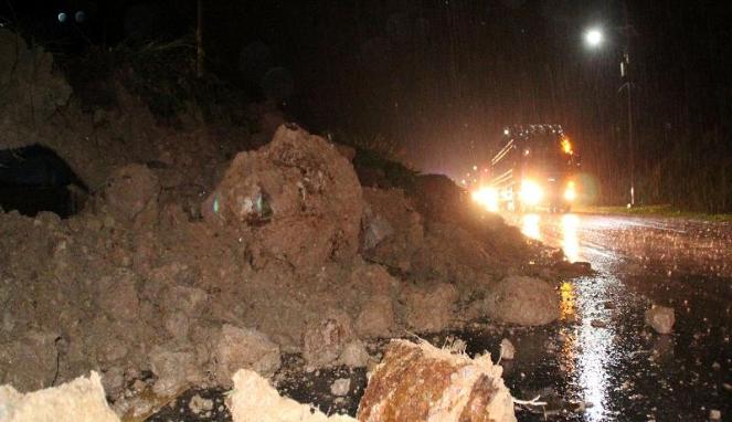 Jalan lintas Padang-Jambi terputus akibat longsor yang terjadi di Dusun Kebun Jeruk Silungkang Oso, Kecamatan Silungkang, Kota Sawahlunto pada kamis malam