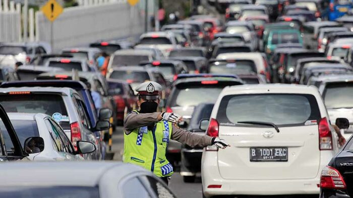Salah satu masalah lalu lintas yang tak kunjung selesai di Sumbar adalah kemacetan di kawasan Pasar Padang Lua, Kabupaten Agam.