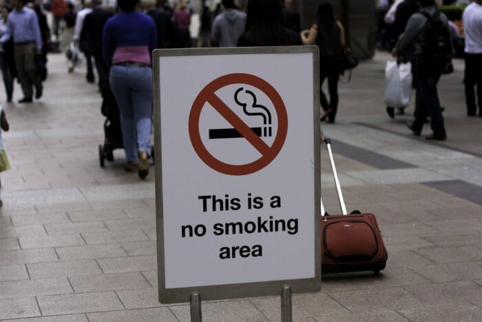 Parlemen Inggris hari rabu (10/2) lalu waktu setempat menyetujui peraturan yang melarang merokok di dalam mobil ketika bersama dengan anak-anak. 