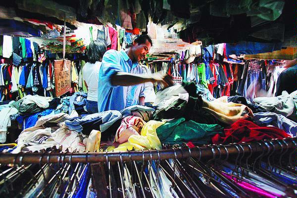 Hasil uji laboratorium yang dilakukan oleh Kementerian Perdagangan menyatakan bahwa pakaian impor yang dijual di pasar Indonesia terbukti mengantung bakteri dan jamur.