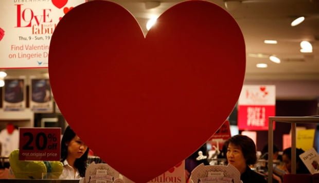 Pemerintah Kota Padang melarang perayaan valentine atau hari kasih sayang di Kota Padang. Menurut Walikota Padang, Mahyeldi Ansharullah pelarangan hari valentine tersebut diberlakukan karena banyak bermuatan negatif.